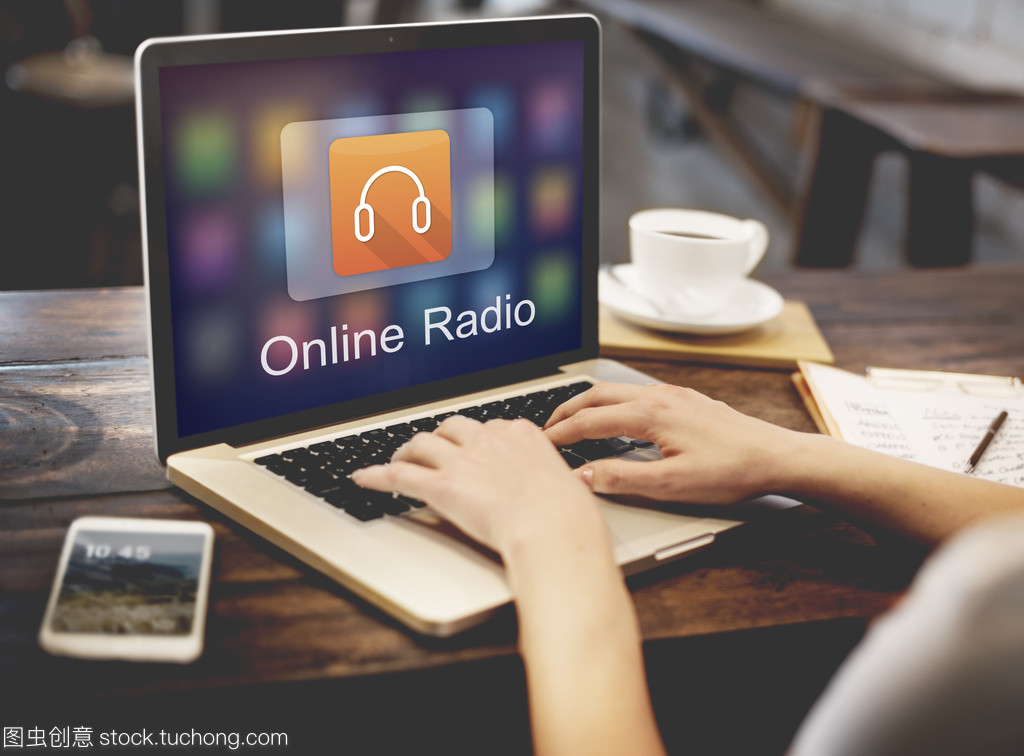 使用笔记本电脑的咖啡馆里的女人